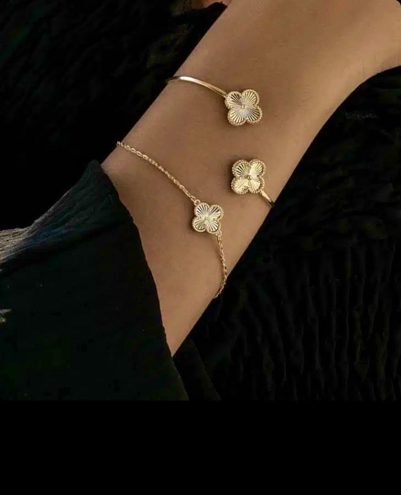 Elegantes Armband aus 18k Gelbgold mit zweifarbigem Kleeblatt-Anhänger – Shabdar-e Do Rang. Fein gearbeitete Details, Symbol für Glück und Stil.