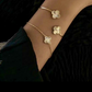 Elegantes Armband aus 18k Gelbgold mit zweifarbigem Kleeblatt-Anhänger – Shabdar-e Do Rang. Fein gearbeitete Details, Symbol für Glück und Stil.