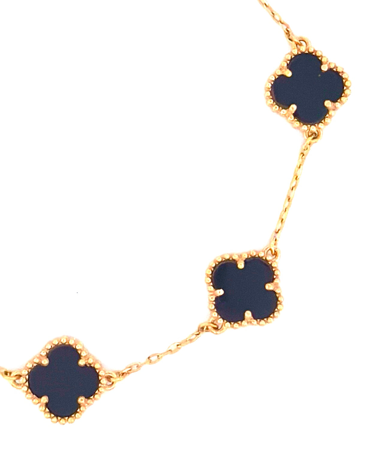 Detailaufnahme des 18k Goldarmbands mit Onyx Kleeblättern – handgefertigt & elegant.