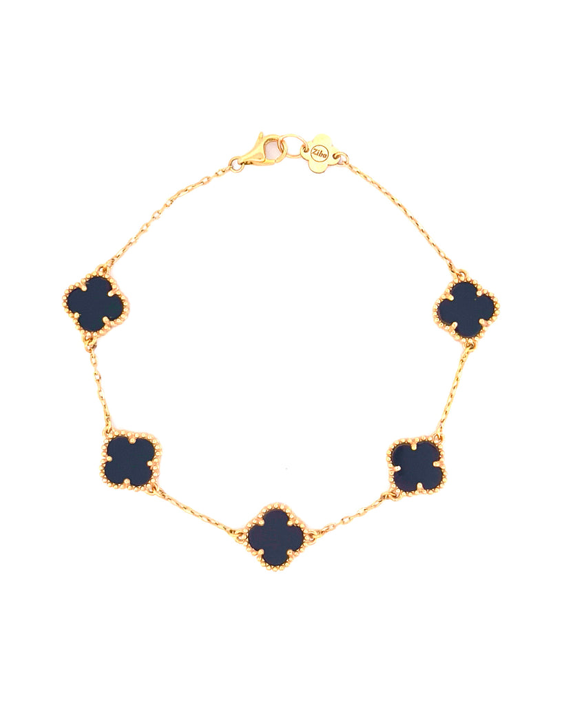 Armband aus 18k Gelbgold mit fünf Onyx Kleeblättern – freigestelltes Produktbild auf weissem Hintergrund.