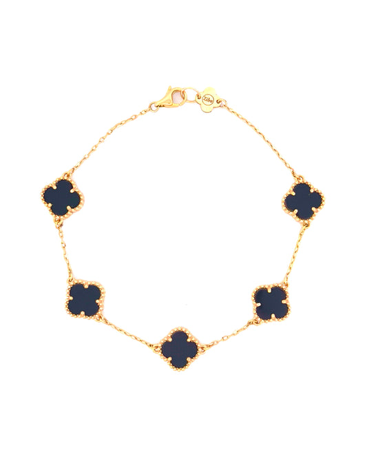 Armband aus 18k Gelbgold mit fünf Onyx Kleeblättern – freigestelltes Produktbild auf weissem Hintergrund.