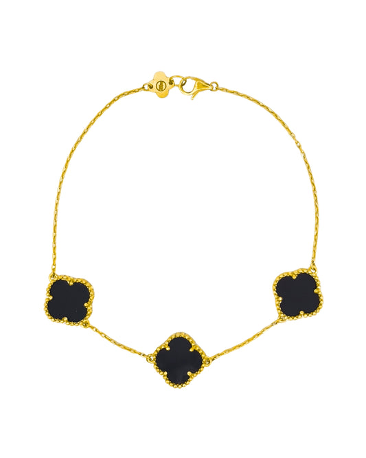 Goldarmband aus 18k Gelbgold mit drei schwarzen Kleeblättern, freigestelltes Produktbild
