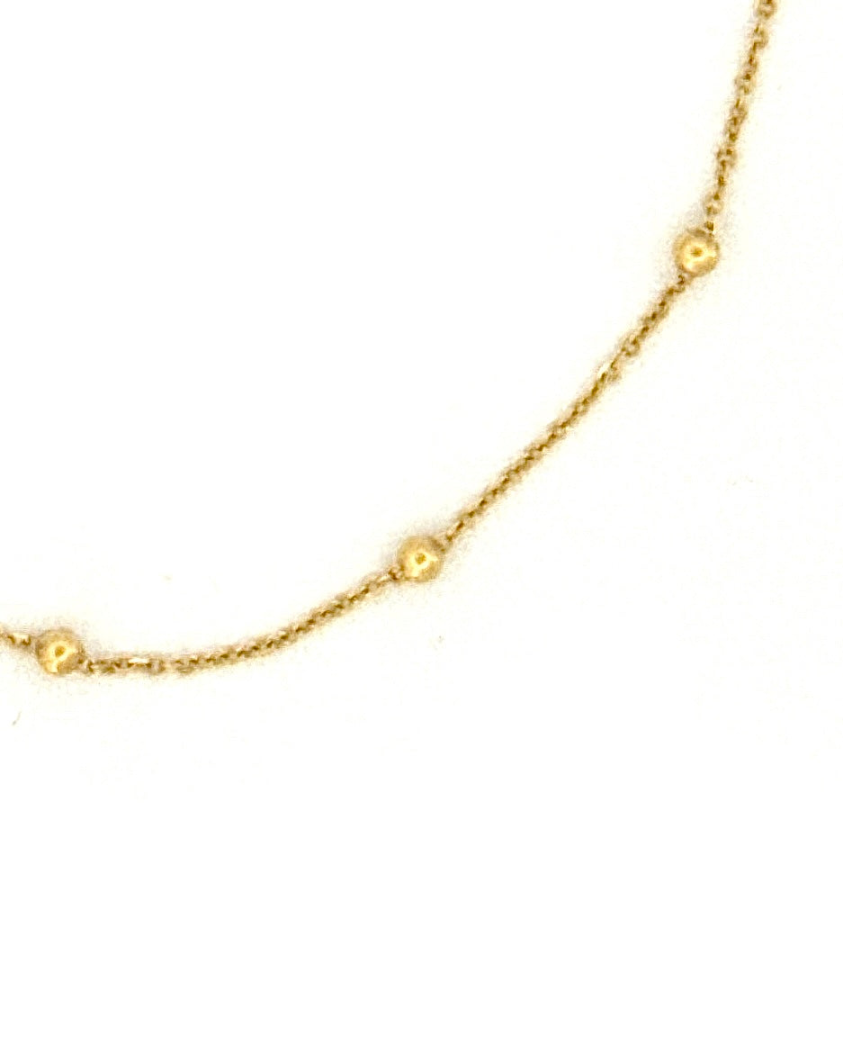 Detailansicht: filigranes 18k Goldarmband mit Kugel-Akzenten – freigestellt.