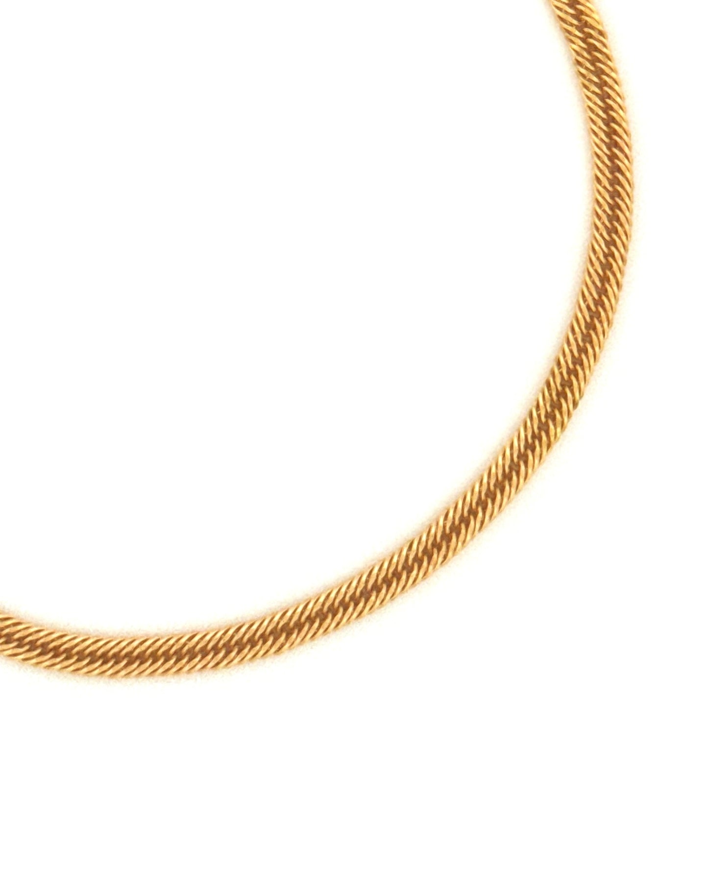 Nahaufnahme der Gliederstruktur des Armbands Talā-ye Tanideh – gewebtes 18k Goldarmband, handgefertigt & elegant