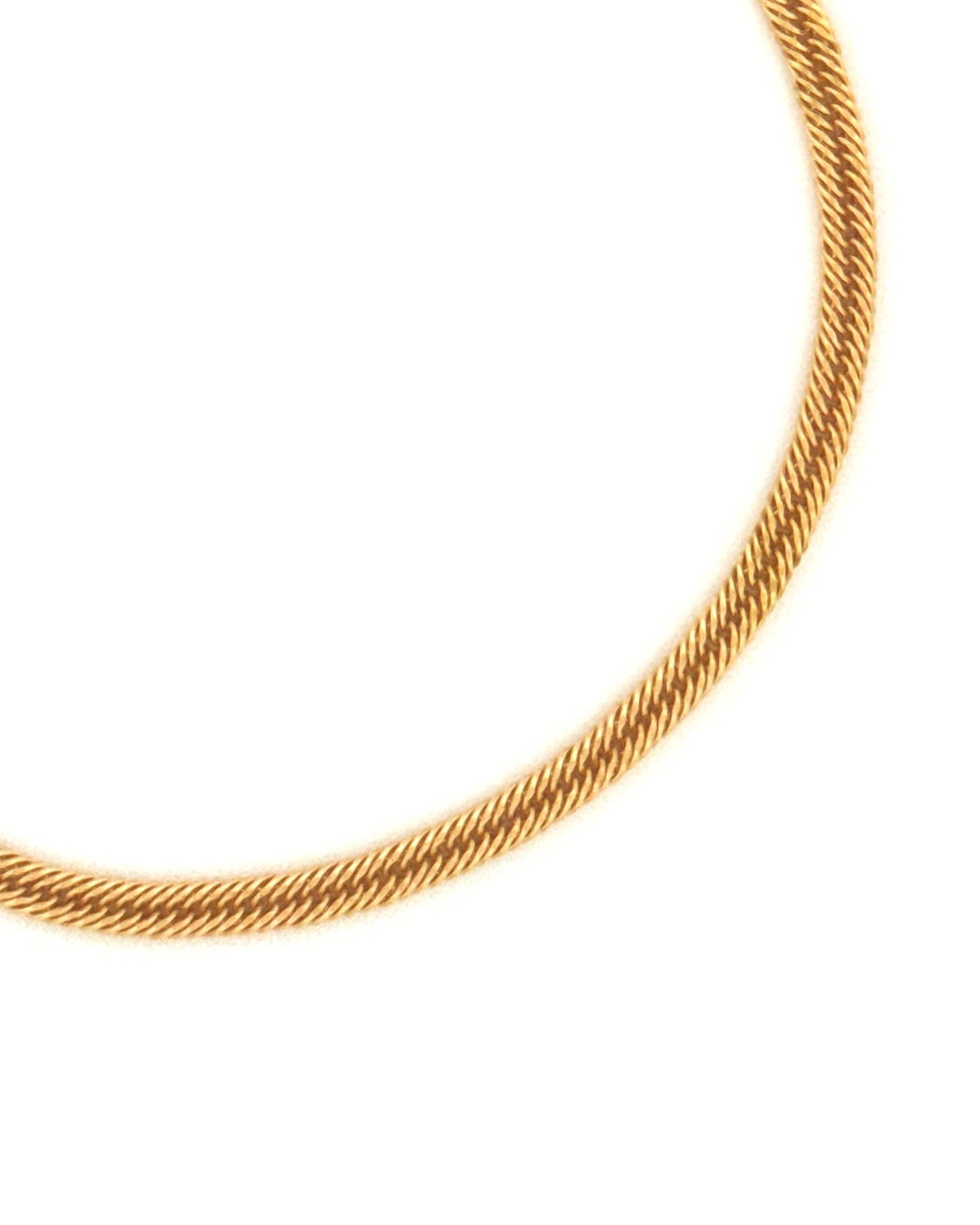 Nahaufnahme der Gliederstruktur des Armbands Talā-ye Tanideh – gewebtes 18k Goldarmband, handgefertigt & elegant