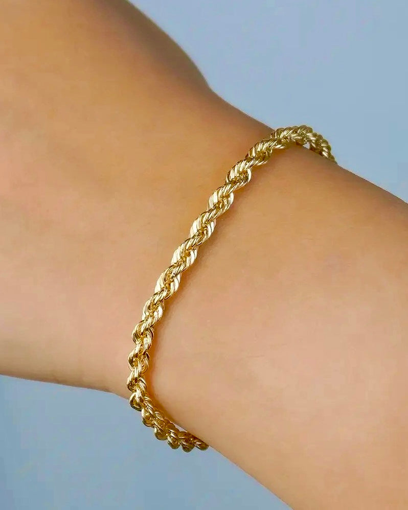 Lifestylebild: Ziba Gold Armband „Tanab-e Halgheyi“ – rustikale, elegante Ringzopfkette am Handgelenk getragen