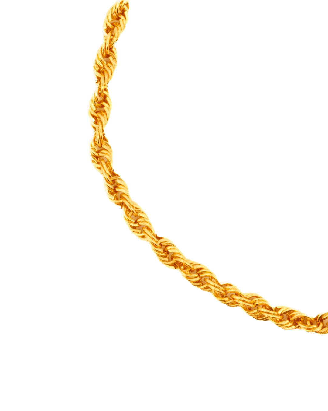 Detailaufnahme: Handgefertigtes Armband aus 18k Gelbgold mit ineinandergehängten Ringen – strukturierte Oberfläche