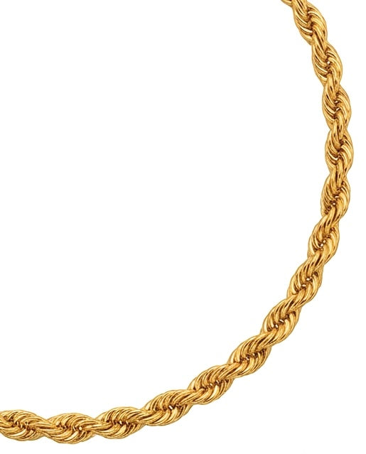 Detailaufnahme: Handgefertigtes Armband aus 18k Gelbgold mit ineinandergehängten Ringen – strukturierte Oberfläche