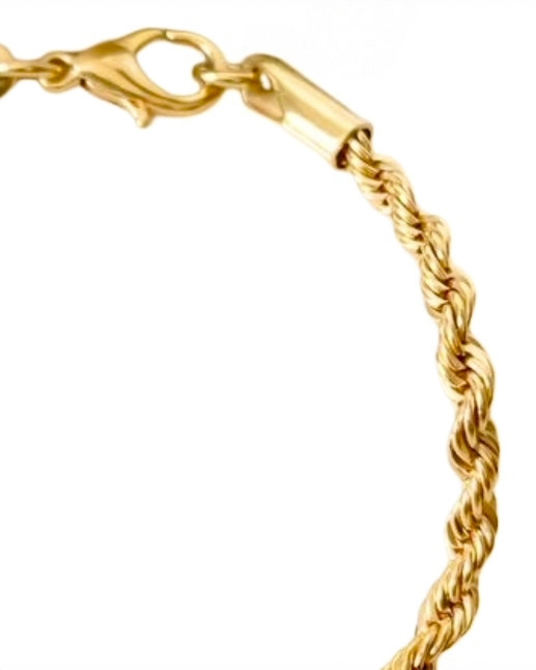 Nahaufnahme eines 18k Goldarmbands mit feiner Zopfstruktur – handgefertigt & poliert.