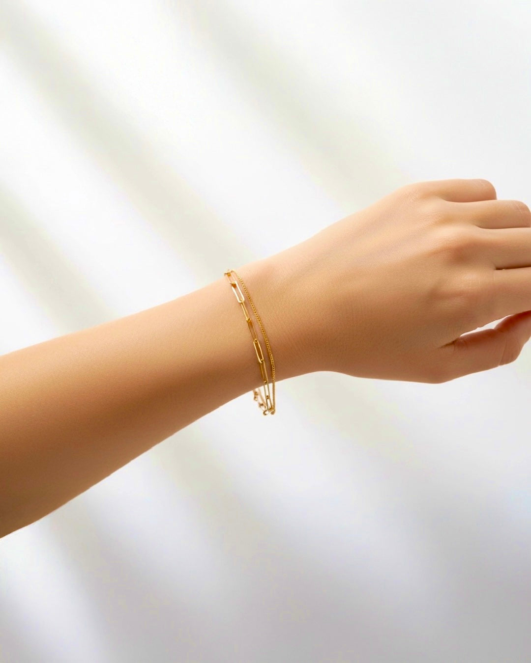 Armband_Gelbgold_18k_Zanjir-e_Do-Ravan_Die_zwei_Stroeme_-_Aufnahme_zwei_Ketten_lifestylebild