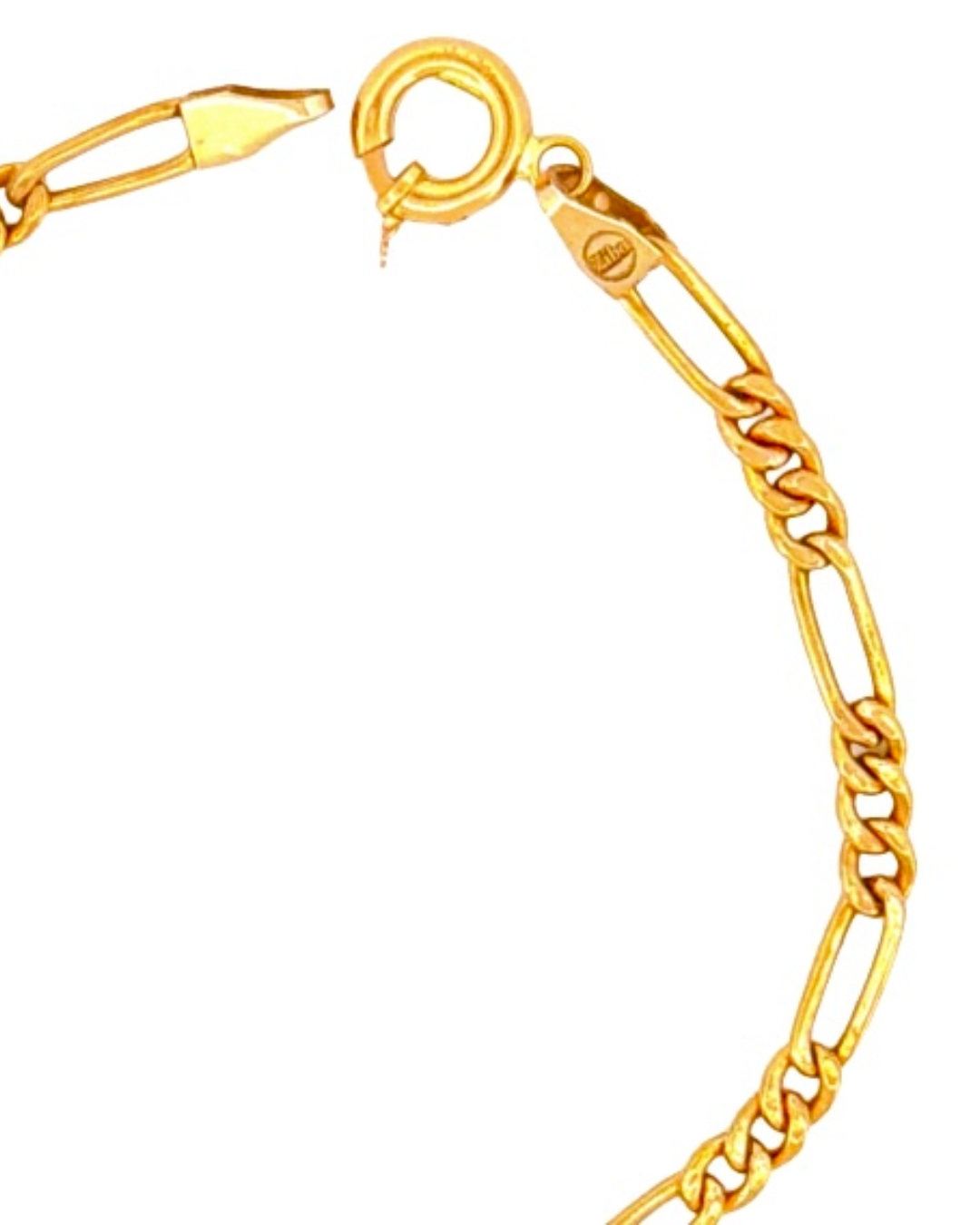 Detailaufnahme eines 18k Gold Figaro-Armbands mit Federringverschluss