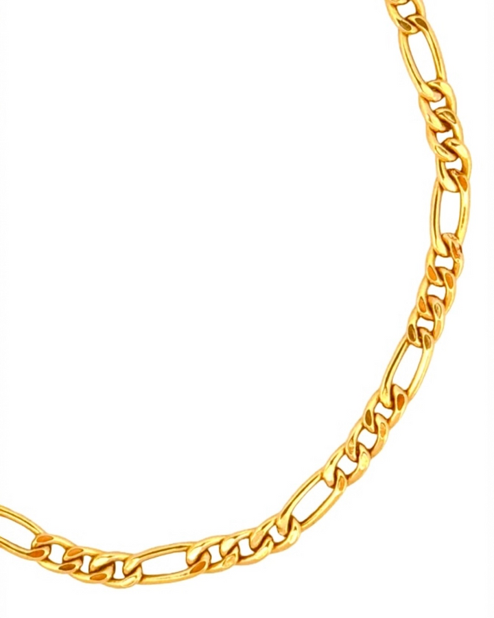 Detailaufnahme eines 18 Karat Goldarmbands mit Figaro-Kettengliedern, hochwertiger handgefertigter Goldschmuck mit polierter Oberfläche vor weißem Hintergrund.