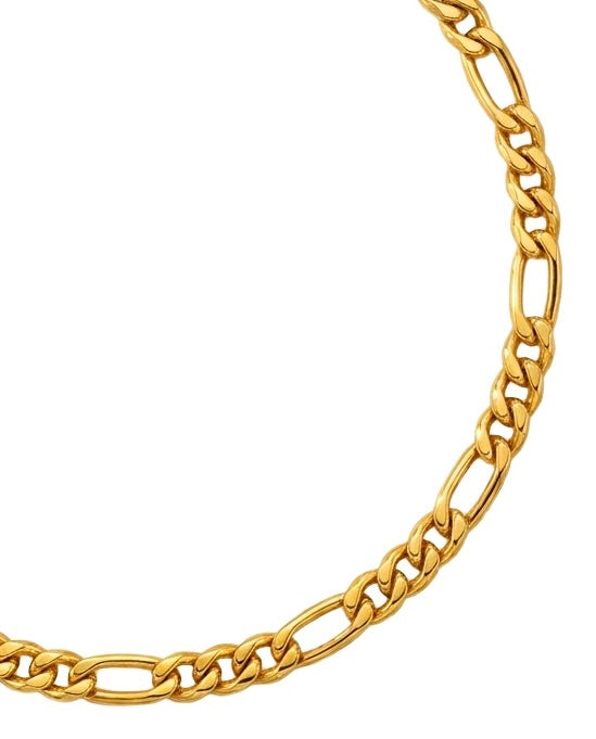 Detailaufnahme eines 18 Karat Goldarmbands mit Figaro-Kettengliedern, hochwertiger handgefertigter Goldschmuck mit polierter Oberfläche vor weißem Hintergrund.