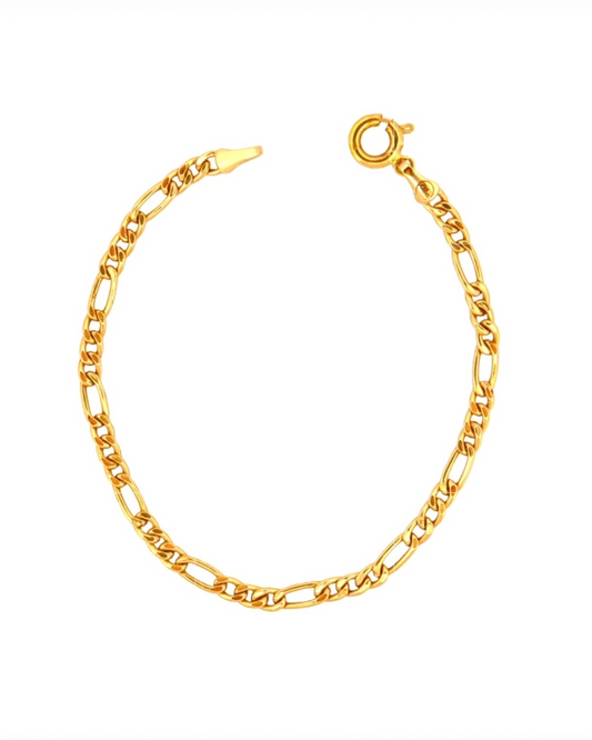 18 Karat Goldarmband in klassischer Figaro-Kette mit Karabinerverschluss, handgefertigter hochwertiger Goldschmuck, freigestellt vor weißem Hintergrund.