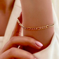 Zartes Figaro-Armband aus 18 Karat Gelbgold am Handgelenk getragen – eleganter, feiner Goldschmuck aus massivem 18k Gold, zeitlos und stilvoll für den Alltag.