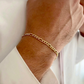 18 Karat Gelbgold-Figaro-Armband am Handgelenk getragen – eleganter, zeitloser Goldschmuck aus massivem 18k Gold, hochwertig verarbeitet und stilvoll kombiniert.