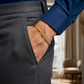 Elegantes 18k Gelbgold-Armband im filigranen Design, getragen am Handgelenk eines Mannes in Business-Outfit mit blauem Hemd und grauer Anzughose