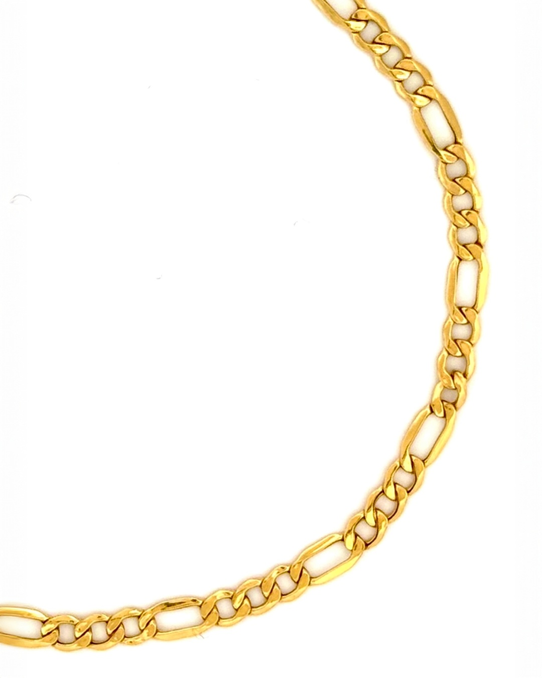 Detailaufnahme einer 18k Gelbgold Figaro-Kette mit abwechselnd kurzen und länglichen Gliedern, hochglanzpoliert, massives Goldarmband in klassischem Figaro-Design auf weißem Hintergrund.