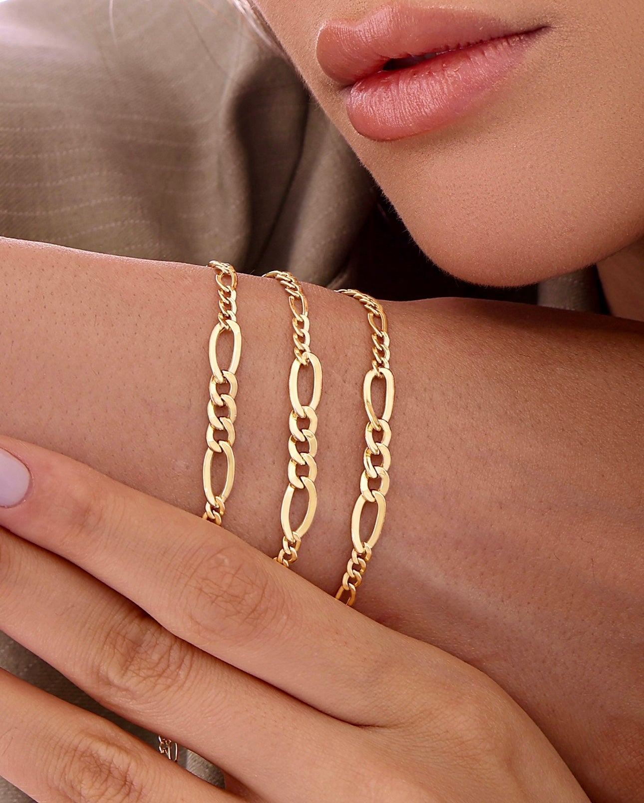 Figaro-Armband aus 18k Gelbgold mit strukturierter Form – getragen am Handgelenk