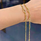18k Gelbgold-Armband im Figaro-Design, doppelt um das Handgelenk gelegt. Feine, längliche und runde Glieder reflektieren das Licht und sorgen für einen eleganten, glänzenden Look.