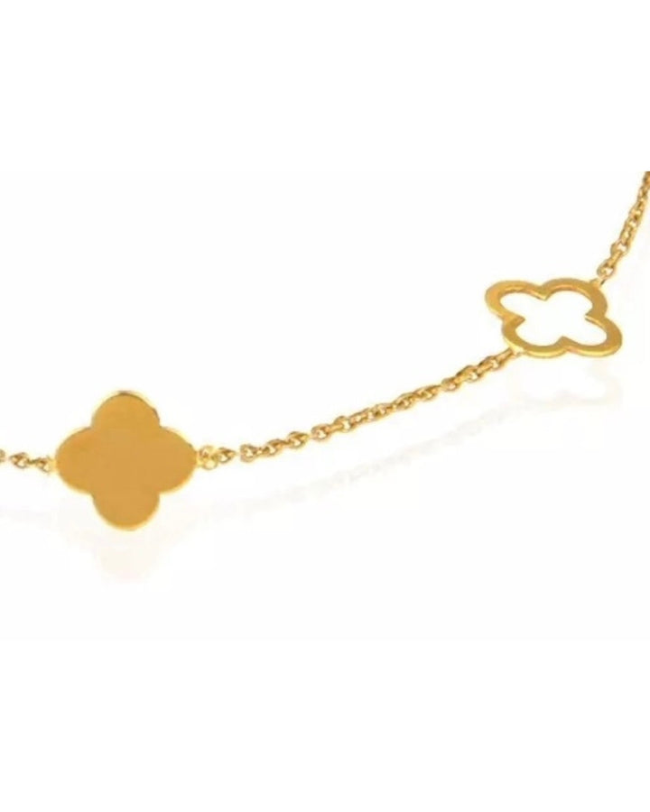 Detailansicht des Zanjir-e Gol Armbands mit offenen und geschlossenen Blüten aus 18k Gold.