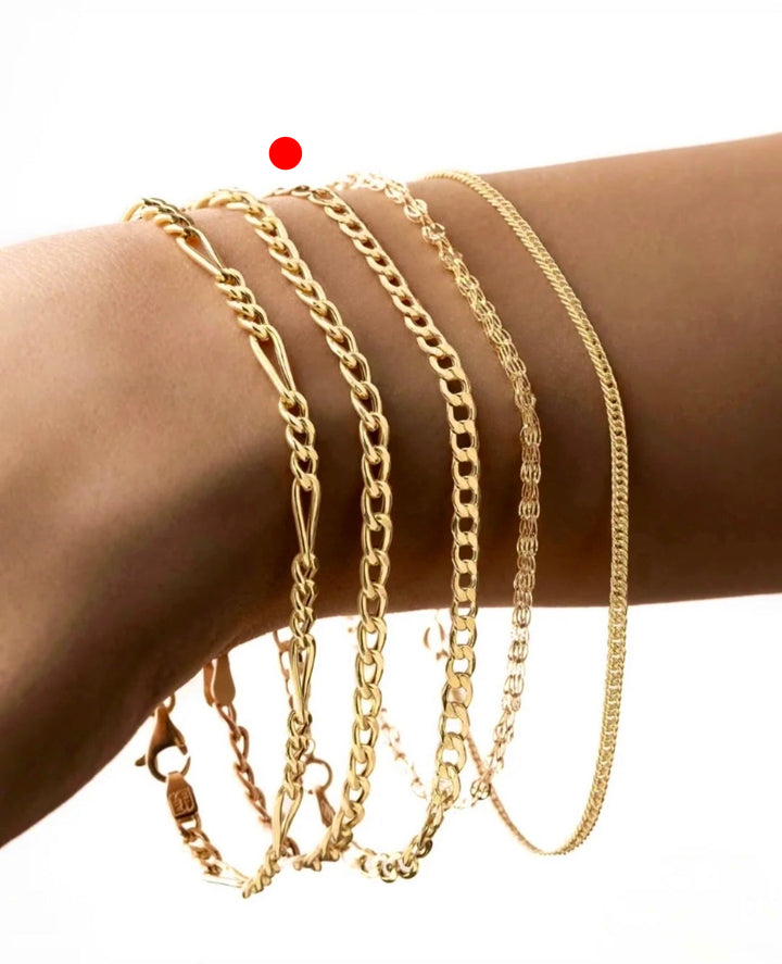 18k Gelbgold Panzerarmband im Layering am Handgelenk getragen