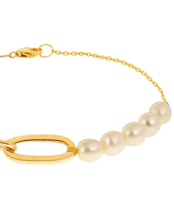 Detailaufnahme eines eleganten Armbands aus 18-karätigem Gelbgold mit ovalem Glied, feiner Ankerkette, Karabinerverschluss und fünf schimmernden, cremefarbenen Perlen auf weißem Hintergrund.