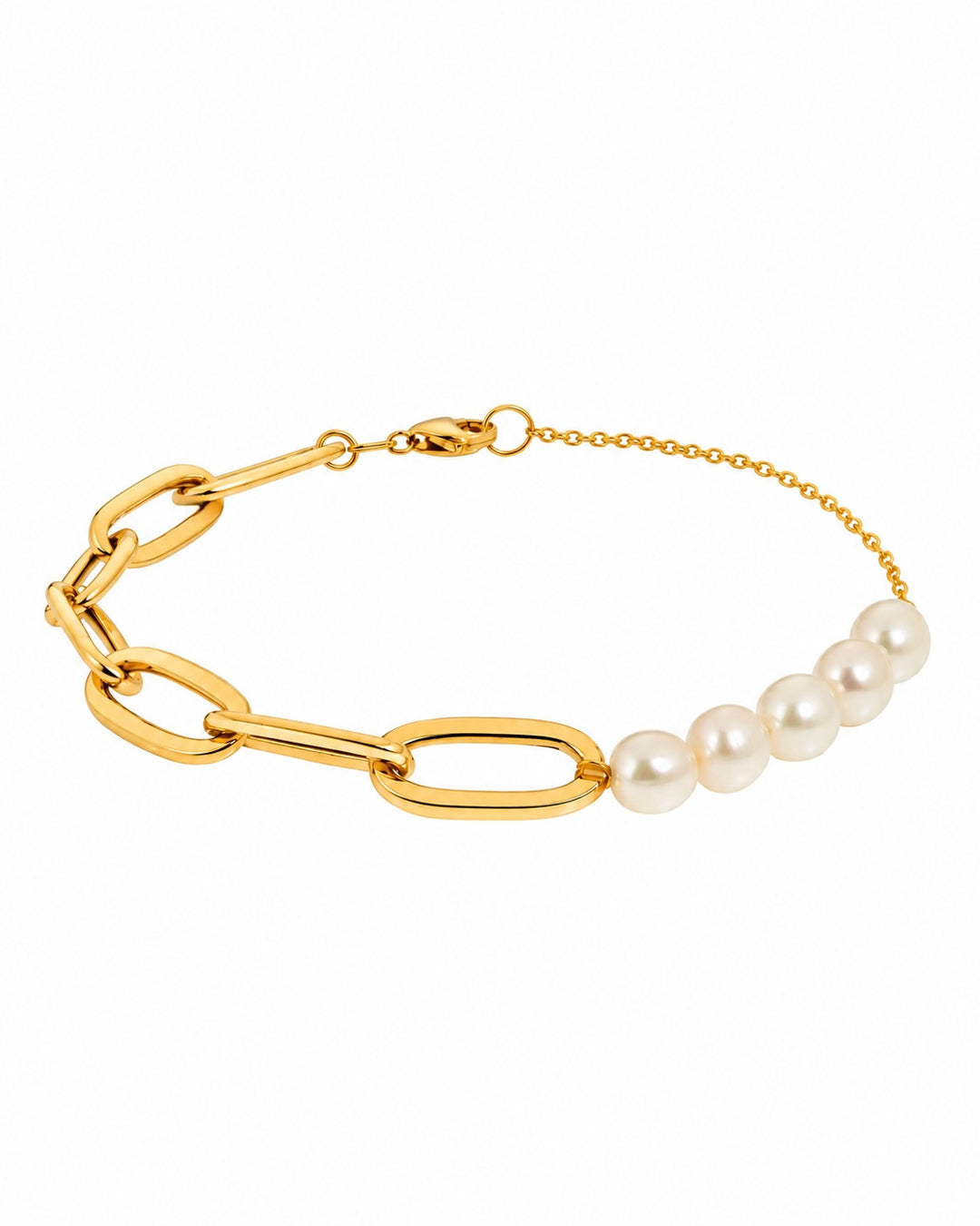 Goldenes Armband mit grossen ovalen Gliedern, feiner Goldkette und fünf weissen Perlen auf weissem Hintergrund.
