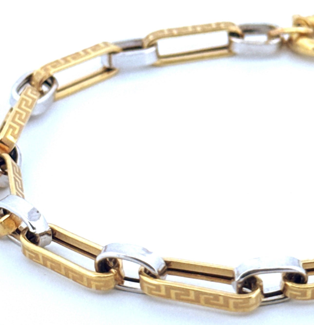 Detailaufnahme: zweifarbiges Armband mit rechteckigen Gliedern und Federringverschluss