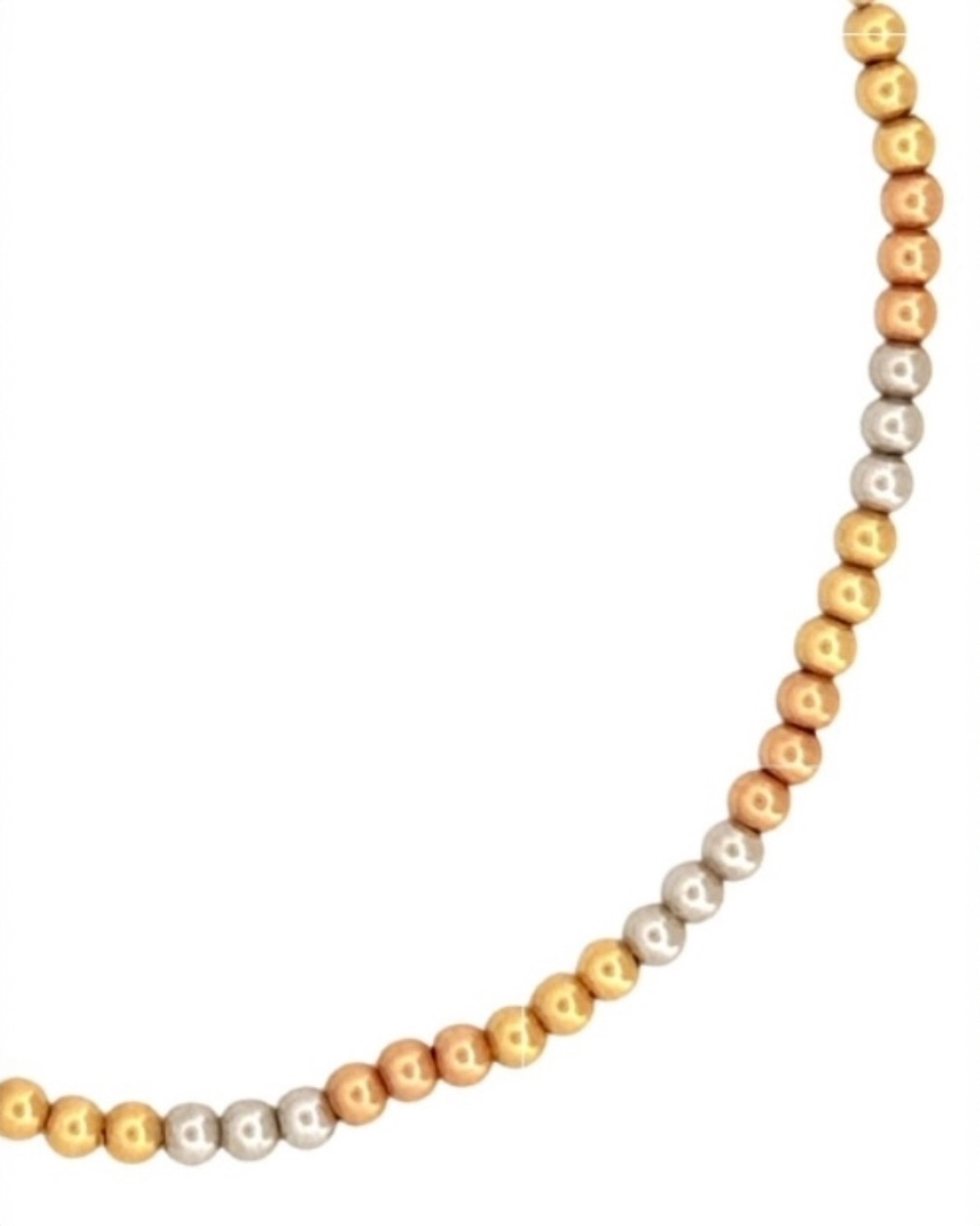 Detailansicht einer 18 Karat Goldkette mit fein polierten Kugeln in Gelbgold, Roségold und Weissgold, harmonisch angeordnet, freigestellt auf weißem Hintergrund.