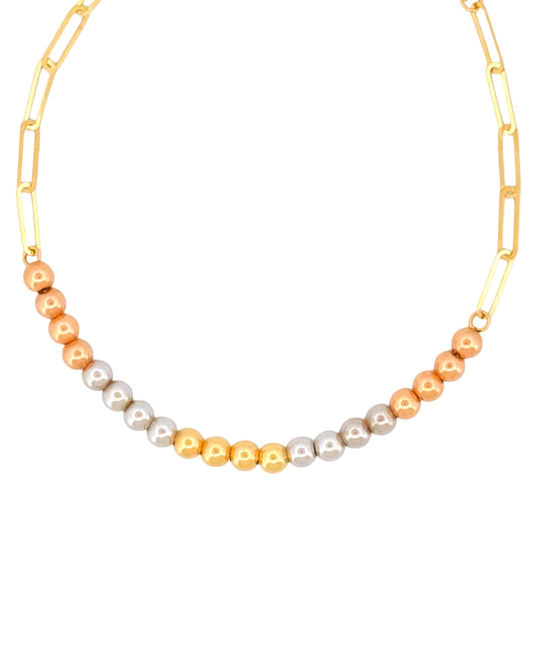 Detailaufnahme eines mehrfarbigen 18k Goldarmbands mit Goldkugeln in Gelb-, Weiss- und Roségold sowie länglichen Paperclip-Kettengliedern