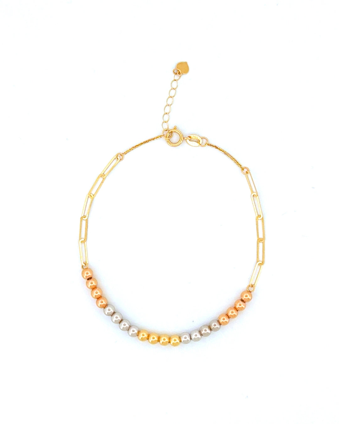 Armband aus 18k Gelbgold, Weissgold und Roségold mit feiner Kette, Paperclip-Gliedern und kleinen Goldkugeln, Produktbild freigestellt auf hellem Hintergrund