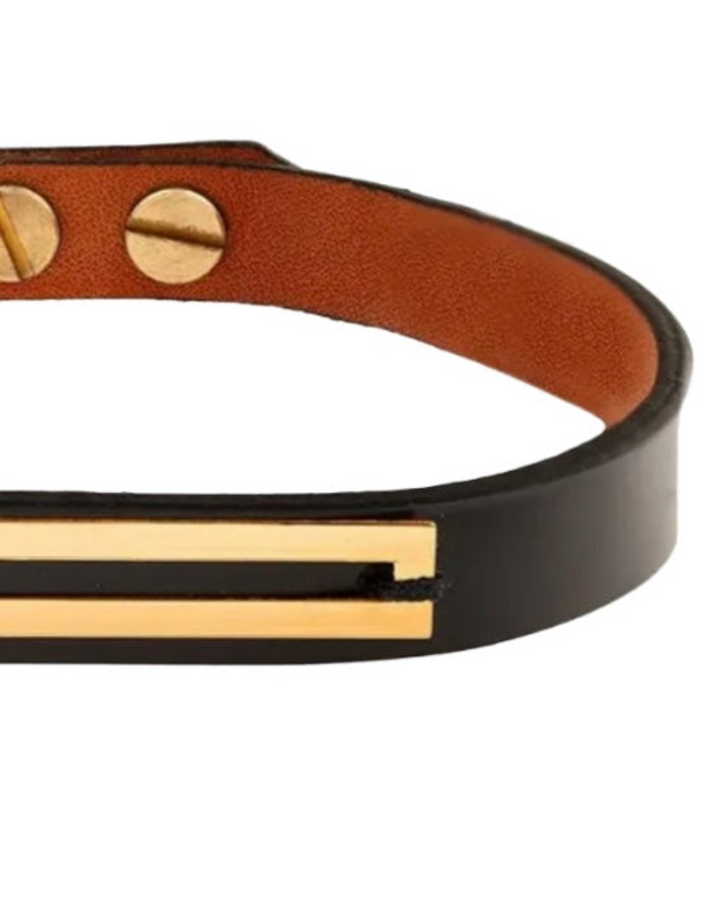 Detailaufnahme der goldenen Linien am Lederarmband – handgefertigt &amp; präzise.