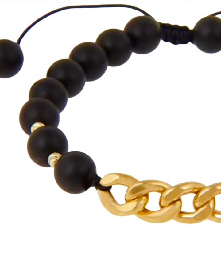 Nahaufnahme der Onyx-Steine &amp; des 18k Goldelements eines stilvollen, maskulinen Armbands.