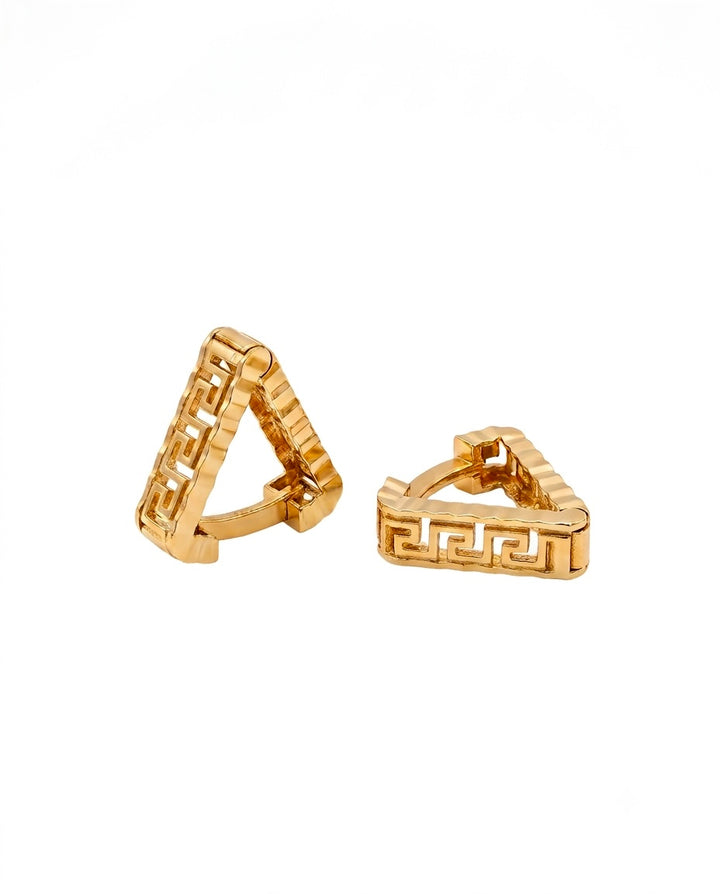 Paar Creolen aus 18k Gelbgold mit geometrischem Mäander-Design auf weißem Hintergrund.