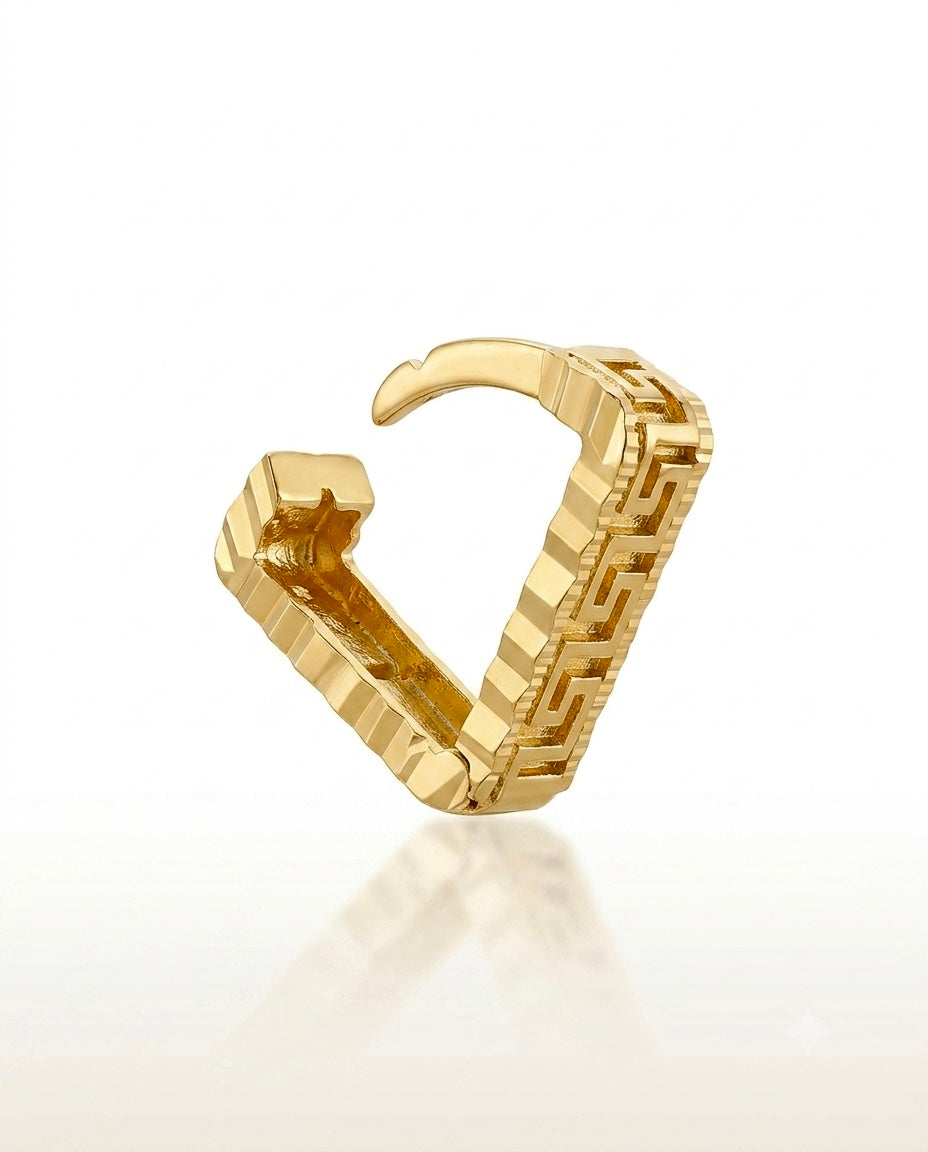 Handgefertigte Creolen aus 18k Gelbgold mit offenem Mäander-Design als Freisteller.