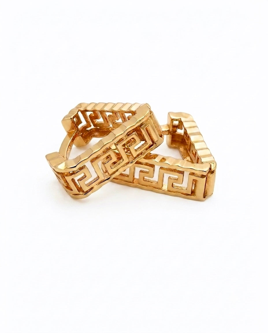 Geometrische Creolen aus 18k Gelbgold mit griechischem Mäander-Muster in Seitenansicht.
