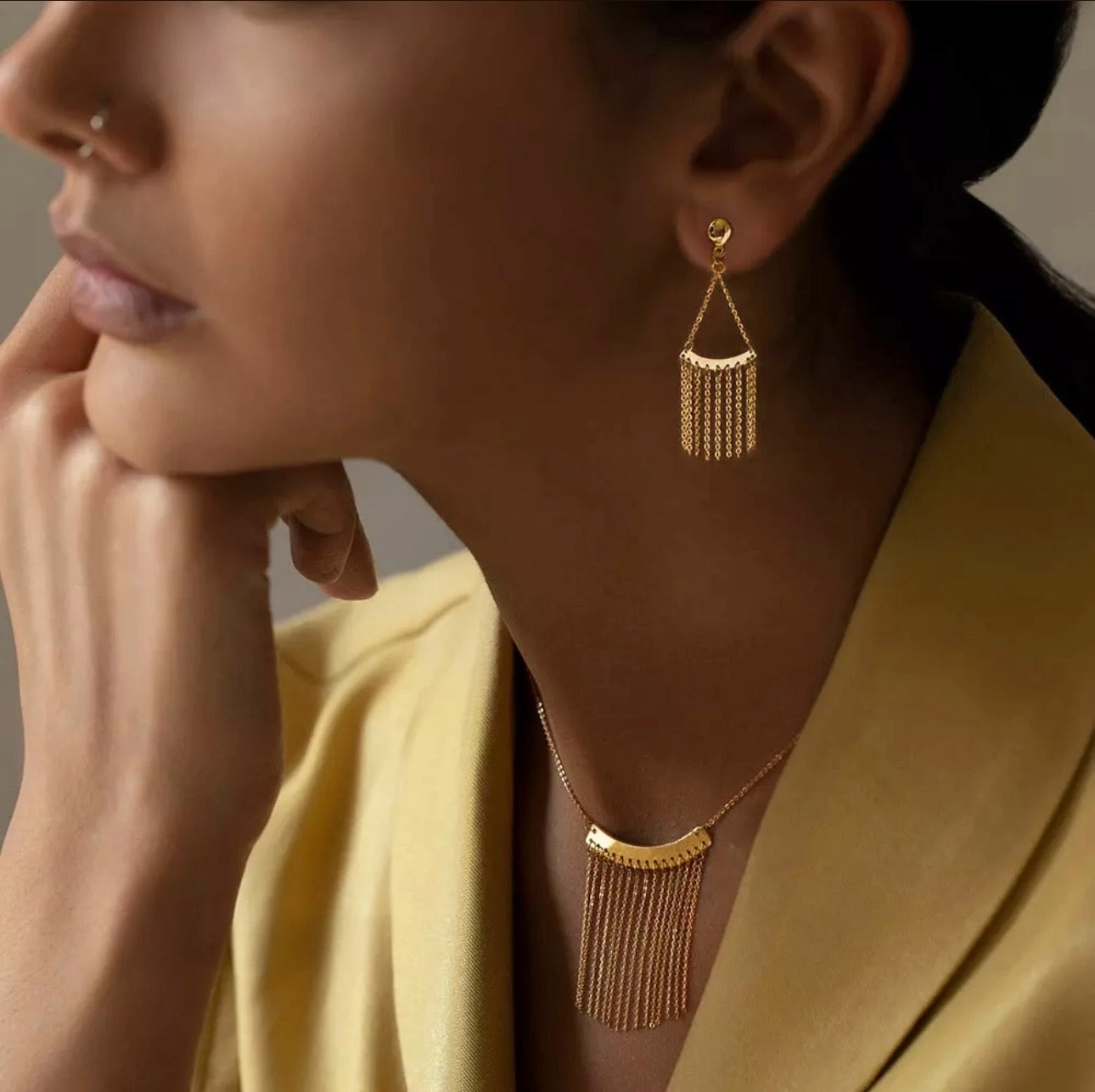 Tragebild einer Frau mit 18k Goldschmuck-Set ‚Barân-e Zarrin‘ – filigrane Halskette und passende Ohrringe mit hängenden Gliederketten, inspiriert von persischer Symbolik