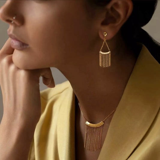 Tragebild einer Frau mit 18k Goldschmuck-Set ‚Barân-e Zarrin‘ – filigrane Halskette und passende Ohrringe mit hängenden Gliederketten, inspiriert von persischer Symbolik