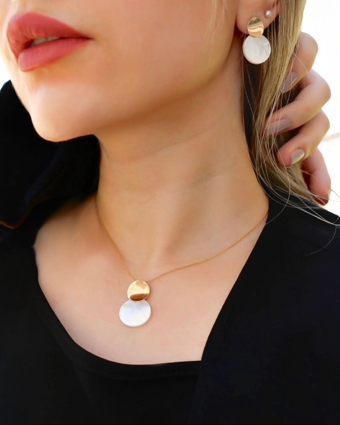 Model trägt 18k Gelbgold Halskette und Perlmutt-Ohrringe, eleganter minimalistischer Damenschmuck