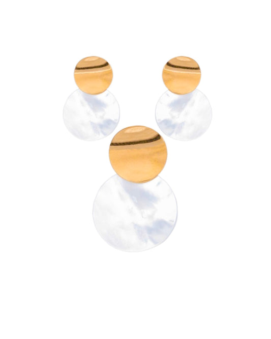 Schmuckset aus 18k Gelbgold mit Halskette und Perlmutt-Ohrringen, runde Anhänger auf weißem Hintergrund