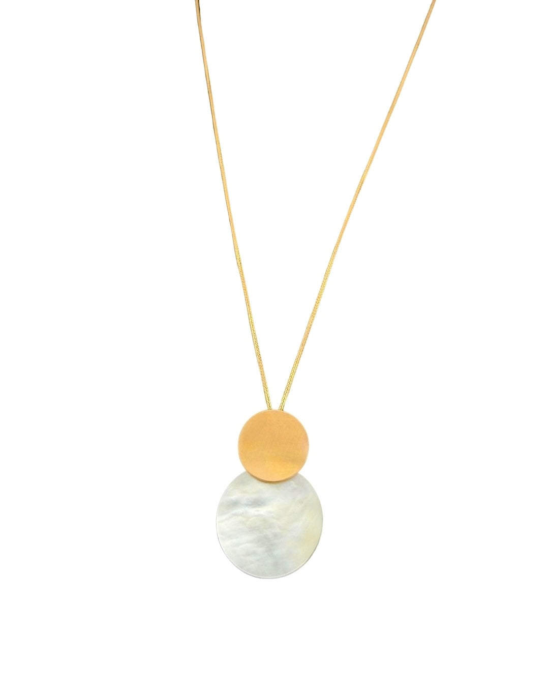 18k Gelbgold Halskette mit rundem Anhänger aus Perlmutt und matter Goldscheibe, minimalistischer eleganter Damenschmuck auf weißem Hintergrund