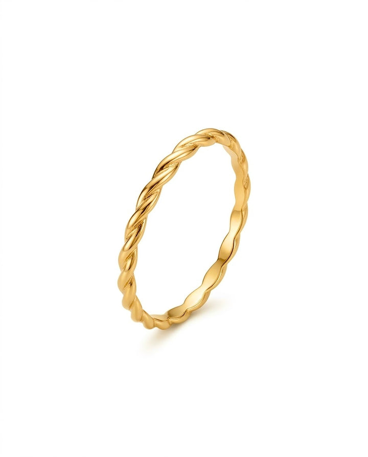Nahaufnahme: Ring „Pichesh“ aus 18k Gelbgold mit Drehung