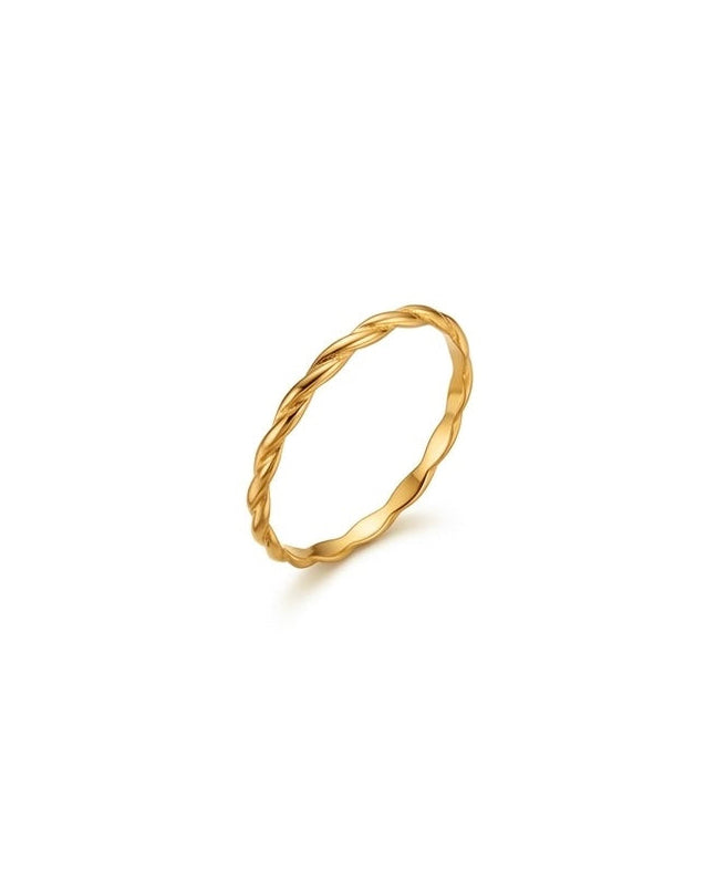 Filigraner Damenring aus 18 Karat Gelbgold mit gedrehter, strukturierter Ringschiene auf weissem Hintergrund.