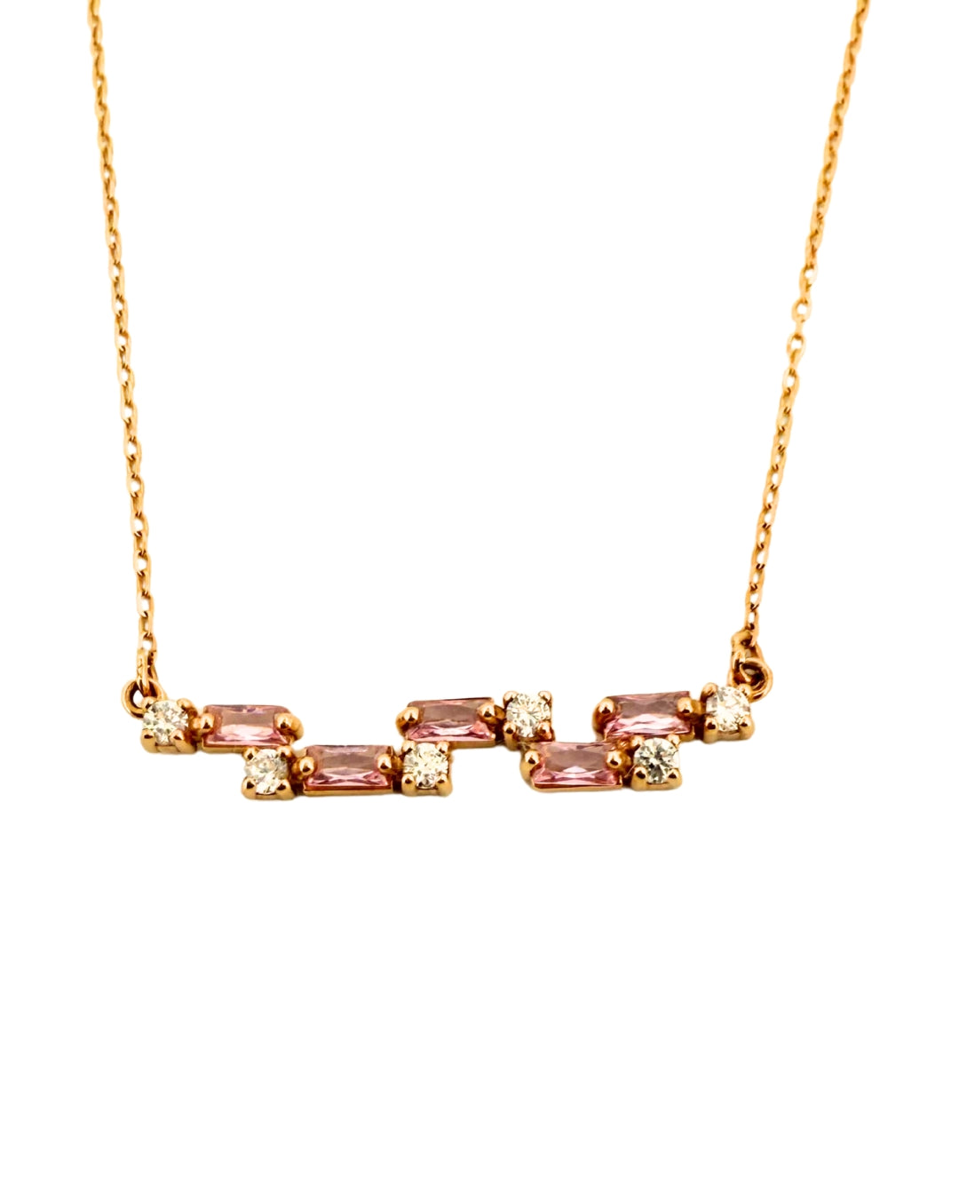 Detailansicht des zartrosa Anhängers mit klaren Zirkonia – Kette aus 18k Gelbgold, inspiriert von einer sanften Brücke