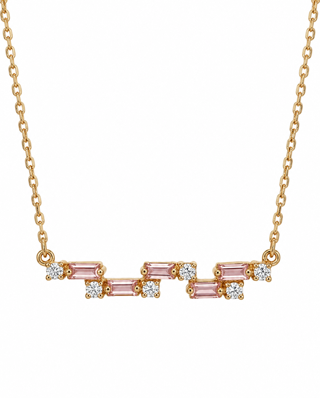 Detailansicht des zartrosa Anhängers mit klaren Zirkonia – Kette aus 18k Gelbgold, inspiriert von einer sanften Brücke