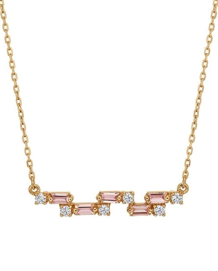 Detailansicht des zartrosa Anhängers mit klaren Zirkonia – Kette aus 18k Gelbgold, inspiriert von einer sanften Brücke