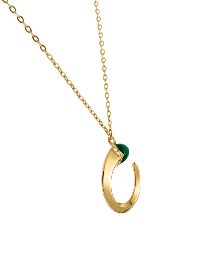 Elegante Halskette aus 18 Karat Gelbgold mit modernem offenem Anhänger, grünem Malachit und funkelnden Diamanten. Zeitloser Goldschmuck für Damen – handgefertigter Luxusschmuck mit edlem Design.