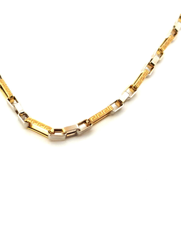 Nahaufnahme der viergliedrigen Younani-Struktur der Halskette Tarh-e Younani-ye Chahar Halghe – in Gelb- &amp; Weissgold.