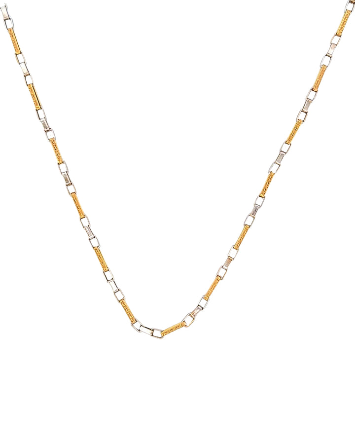 Zweifarbige 18k Goldkette mit Meander-Gliedern – freigestelltes Produktbild.